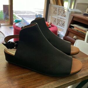 Gentle Souls Black Leather Gladiator Sandals-Size 6.5